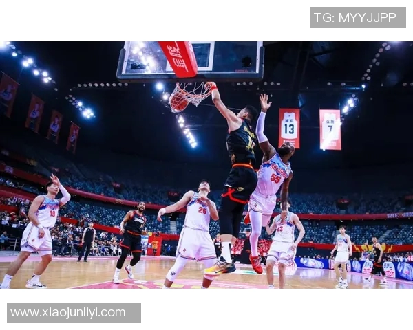 四川队与南京队在CBA赛场的激烈对决引发球迷热议与期待